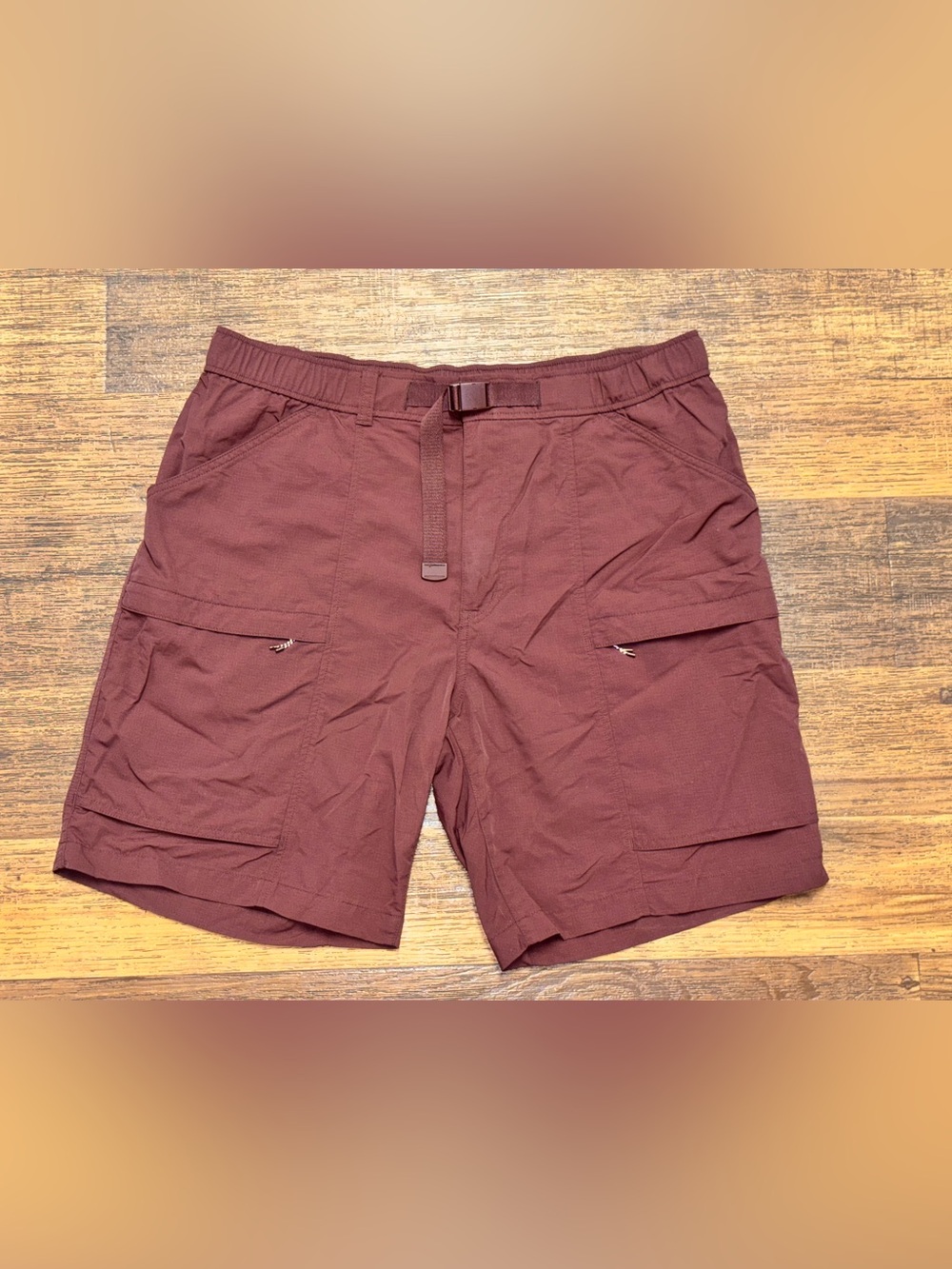 Uniqlo Men's Cargo Shorts in Burgundy Red